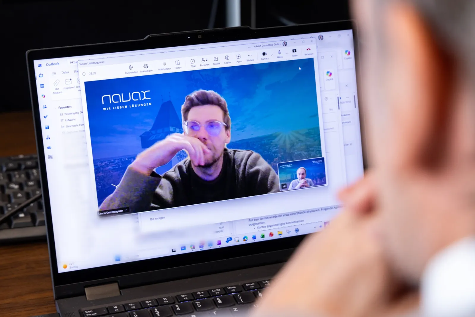 Ein Kollege im Videocall auf dem Laptop