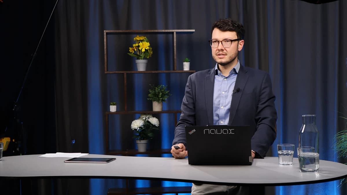 Mitarbeiter mit Laptop an einem Tisch im Studio