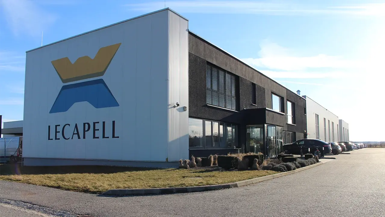 Firmengebäude von Lecapell mit Logo an der Fassade