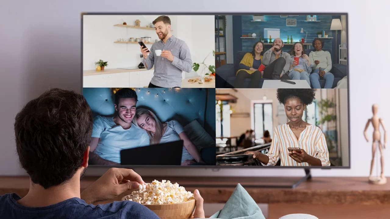 Ein Mann mit Popcorn sitzt vor einem Fernseher, der vier Szenen mit Menschen an Smartphone, Laptop und auf dem Sofa zeigt