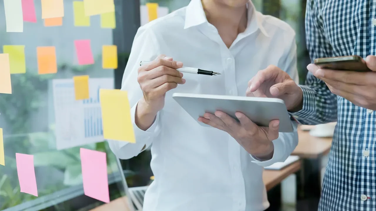 Mitarbeiter ist in der Planung am Ipad