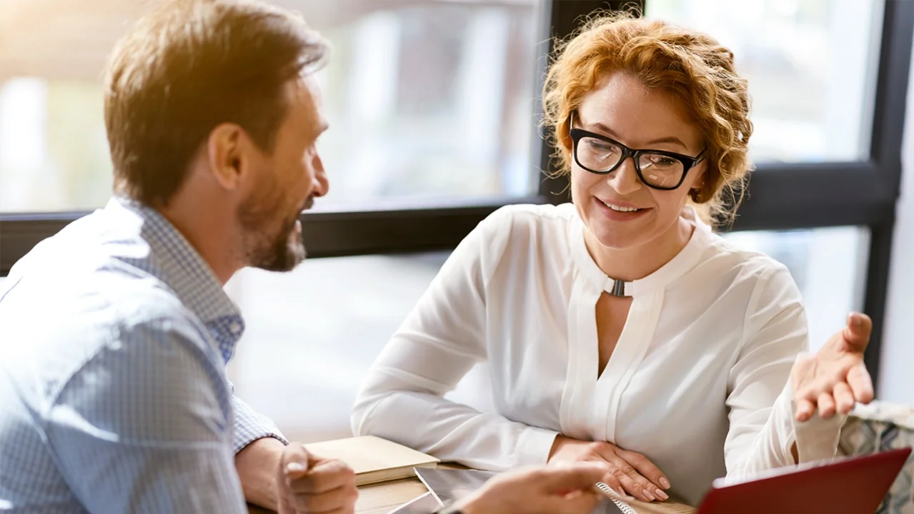 Kolleginnen diskutieren freudig