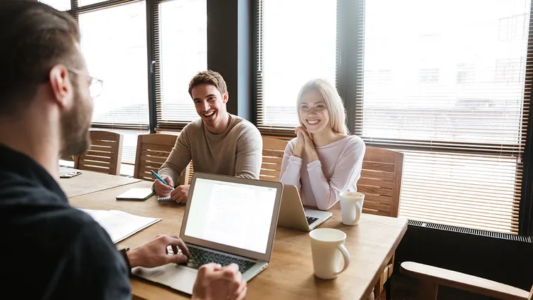 Sales Team ist begeistert ĂŒber einen Analyse am Laptop