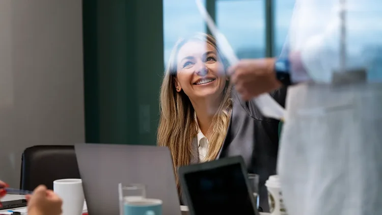 Frau schaut zu Mann auf und freut sich ĂŒber CRM