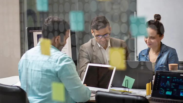 Team plant ein Projekt gemeinsam und diskutiert ĂŒber Marketing Automation