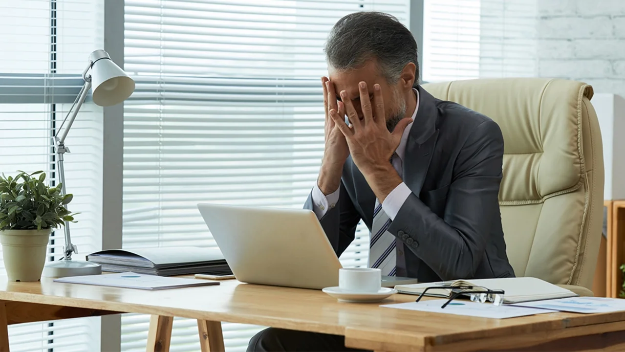 Mann vor Laptop ist gestresst