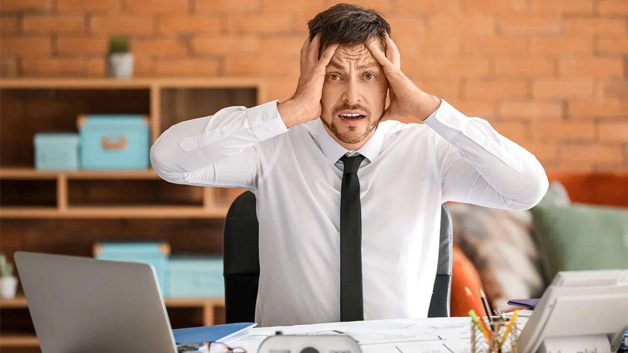 Mitarbeiter schlĂ€gt die HĂ€nde ĂŒber Kopf zusammen