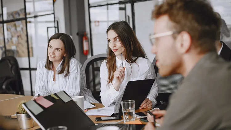 Das Team schaut konzentriert gemeinsam auf ein ErklÀrvideo zu Marketing Automation