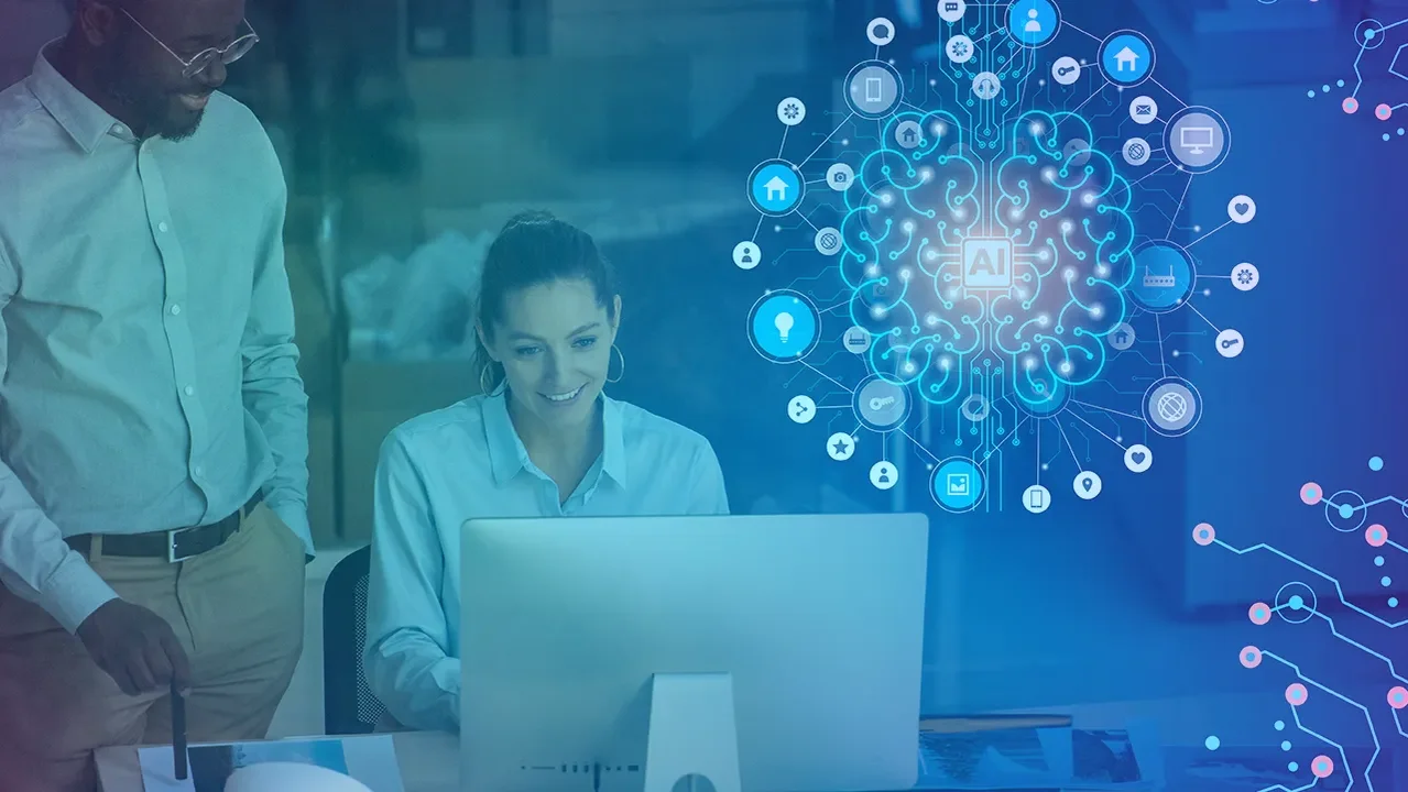 Frau schaut auf ihren Bildschirm, ĂŒber diesem werden KI AnwendungsfĂ€lle angezeigt