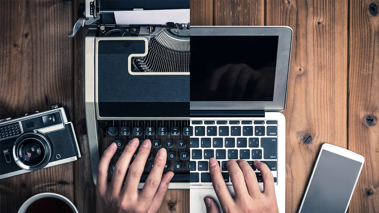 Mann arbeitet auf Laptop