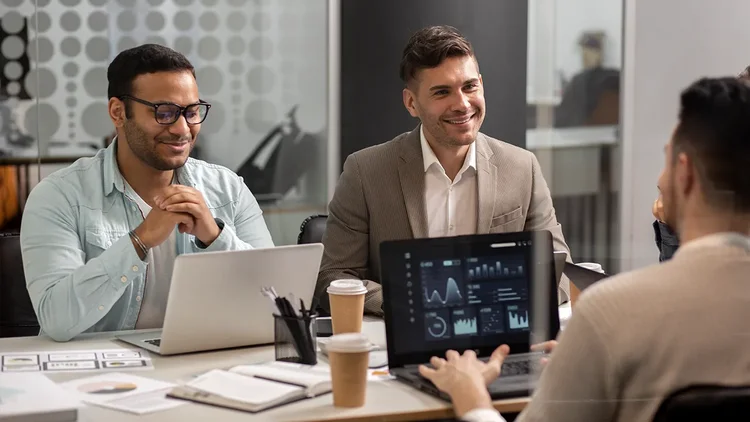 MĂ€nner vor Laptop schauen sich eine Analyse an | Marketing Automation