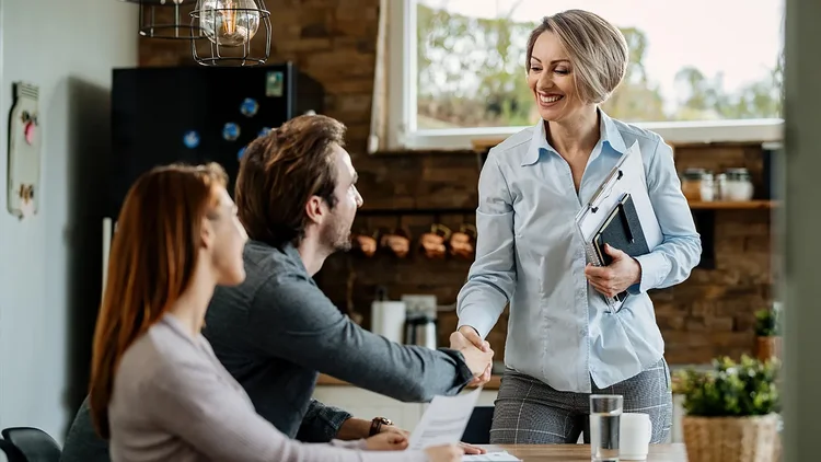 Frau erklÀrt ihren Sales Kollegen etwas am Tablet