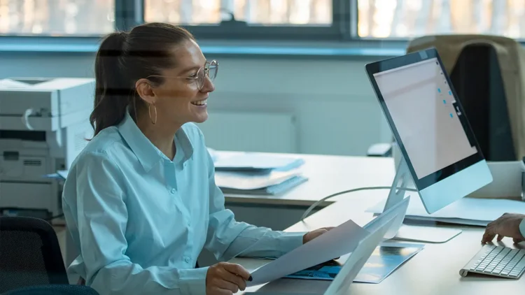 Professional Services Mitarbeiterin kann Belege einfach einscannen